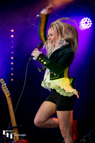 Square Wild: Lucy Shevchuk on vocals & rhythm guitar