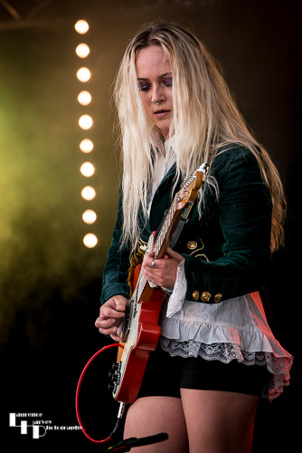 Square Wild: Lucy Shevchuk on vocals & rhythm guitar