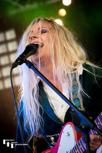 Square Wild: Lucy Shevchuk on vocals & rhythm guitar