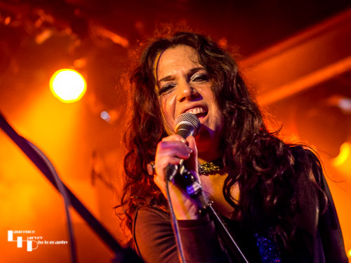 Sari Schorr on vocals