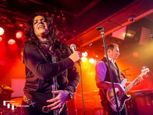Sari Schorr on vocals