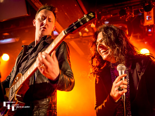 Sari Schorr on vocals & Ash Wilson on guitar