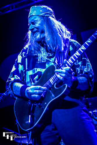Mark Sutcliffe on guitar & vocals