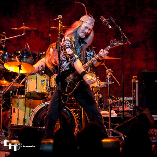 Mark Sutcliffe on guitar & vocals