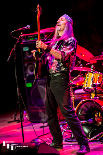 Mark Sutcliffe on guitar & vocals