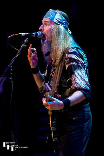 Mark Sutcliffe on guitar & vocals