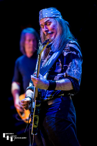 Mark Sutcliffe on guitar & vocals