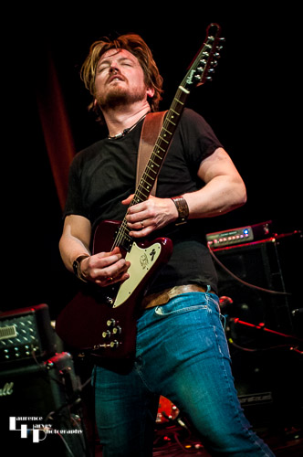 David James Smith on vocals & guitar