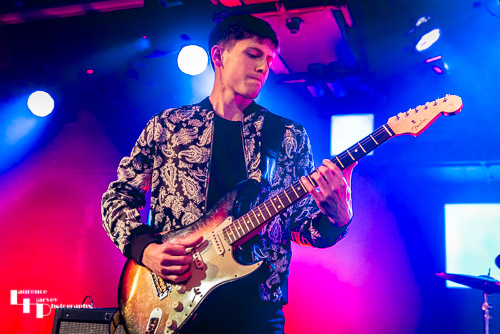 Félix Rabin on vocals & guitar