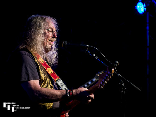 Dave Thomas on guitar & vocals