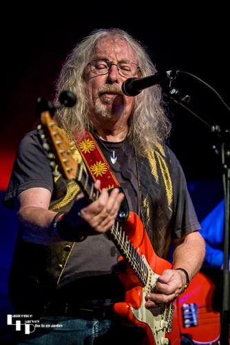 Dave Thomas on guitar & vocals