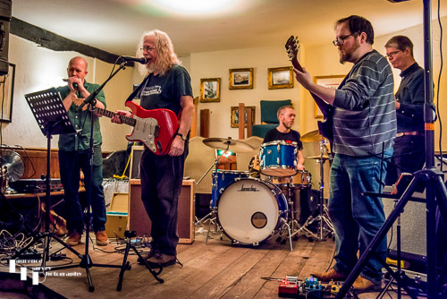 The Journeymen on stage at The Louis Marchesi