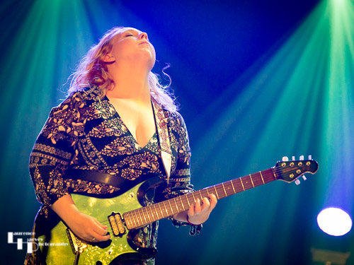 Chantel McGregor on vocals & guitar