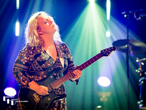 Chantel McGregor on vocals & guitar