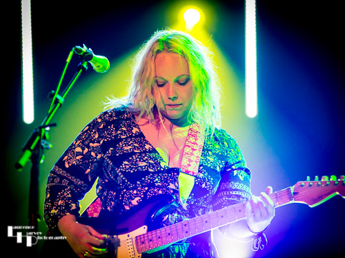 Chantel McGregor on vocals & guitar