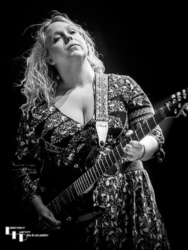 Chantel McGregor on vocals & guitar