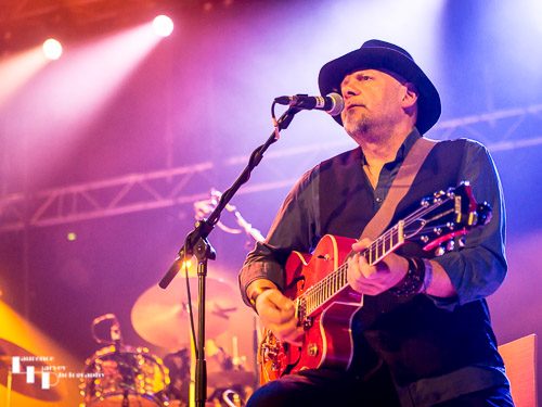 Jake Zaitz on guitar & vocals