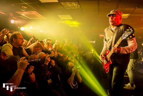 Giuliano Gizzi on guitar with crowd & photographers