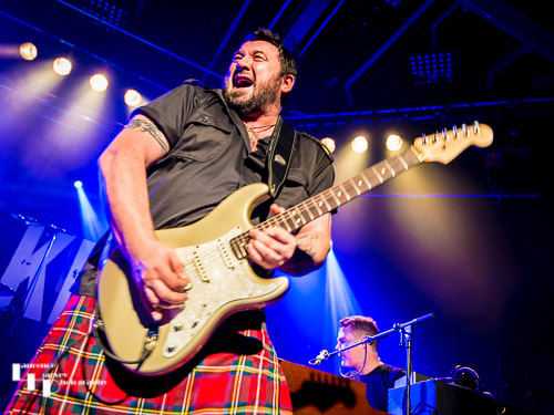 Alan Nimmo on guitar & vocals