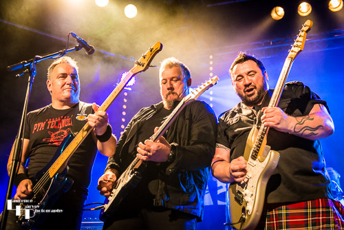 Alan Nimmo & Stevie Nimmo on guitar, Zander Greenshields on bass