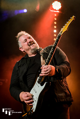 Stevie Nimmo on guitar