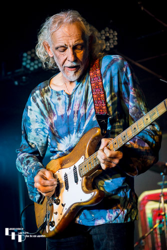 Chris D'Avoine on vocals & guitar