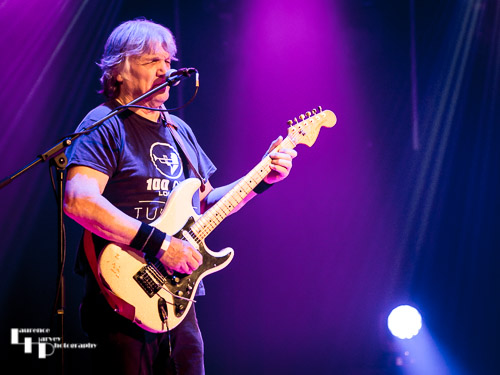 Ryk Mead on guitar & vocals