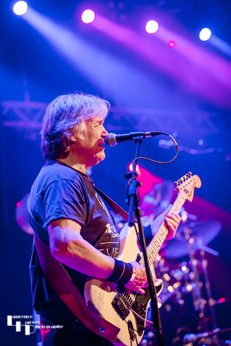 Ryk Mead on guitar & vocals