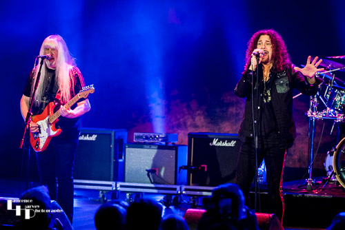 Andy Scott on guitar & vocals & Paul Manzi on vocals