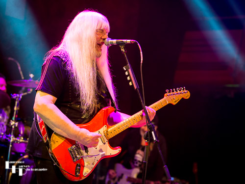 Andy Scott on guitar & vocals