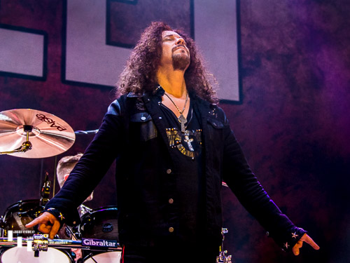 Paul Manzi on vocals