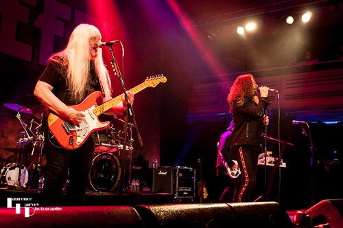 Andy Scott on guitar & vocals & Paul Manzi on vocals