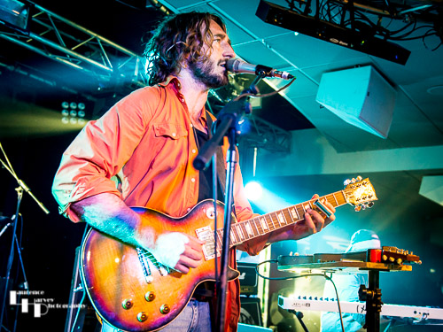 Wille & The Bandits: Wille Edwards on vocals & guitar