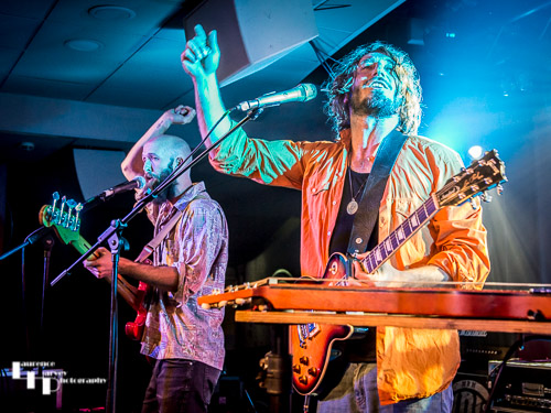 Wille & The Bandits: Wille Edwards on vocals & guitar