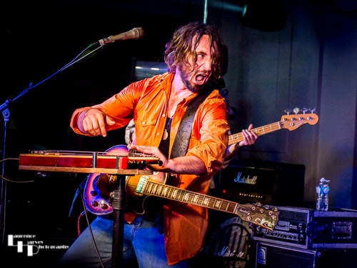 Wille & The Bandits: Wille Edwards  on vocals & lap steel slide guitar