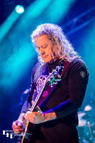 Vinny Burns on guitar