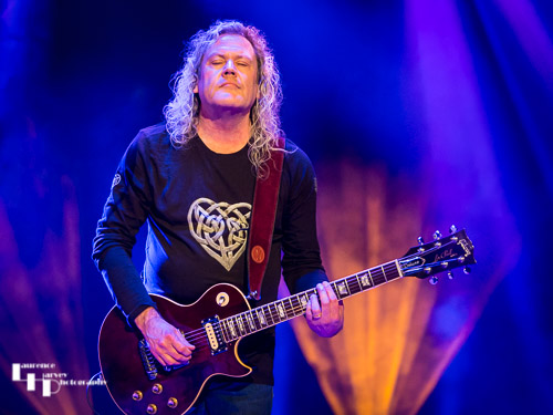 Vinny Burns on guitar