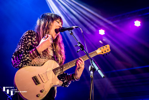 Lee-la Baum on vocals & guitar