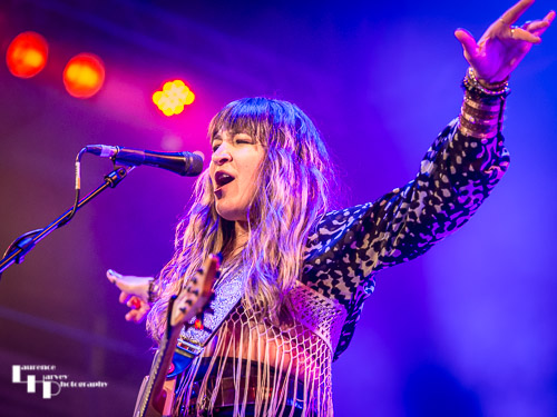 Lee-la Baum on vocals & guitar