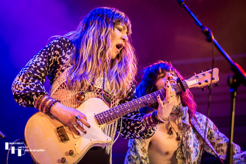 Lee-la Baum on vocals & guitar