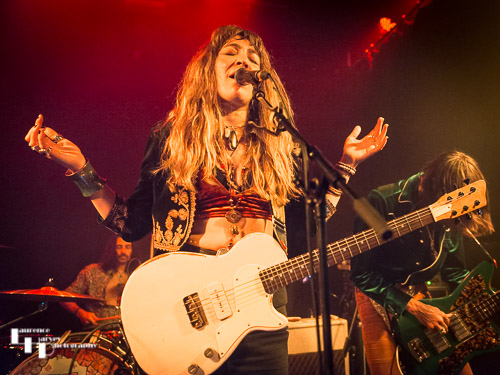 Lee-la Baum on vocals & guitar
