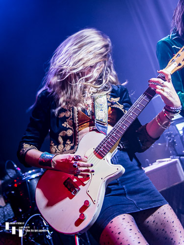 Lee-la Baum on vocals & guitar