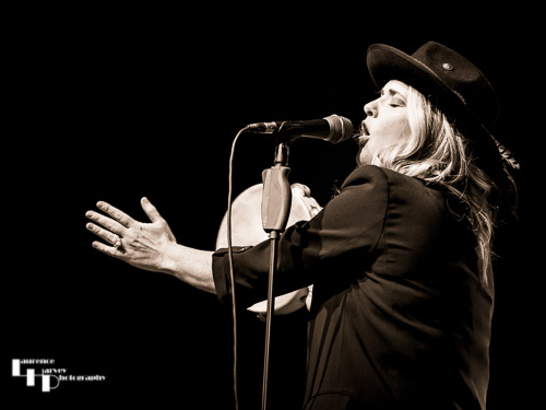 Elles Bailey on vocals