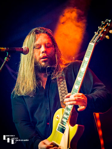 Tristan Thomas on vocals & guitar