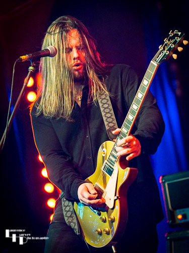 Tristan Thomas on vocals & guitar