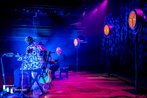 Howard Jones on vocals & keys, Robin Boult on acoustic guitar