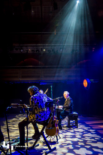 Howard Jones on vocals & keys, Robin Boult on acoustic guitar