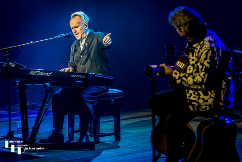 Howard Jones on vocals & keys, Robin Boult on acoustic guitar