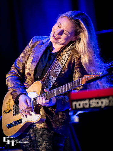 Joanne Shaw Taylor on vocals & guitar