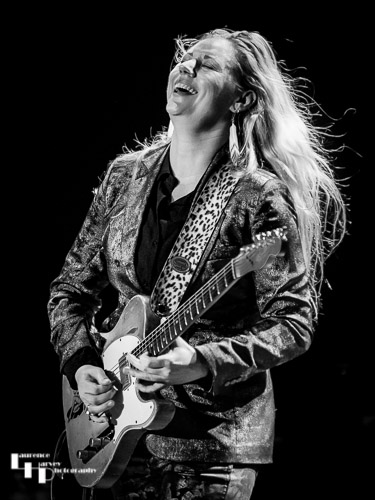 Joanne Shaw Taylor on vocals & guitar